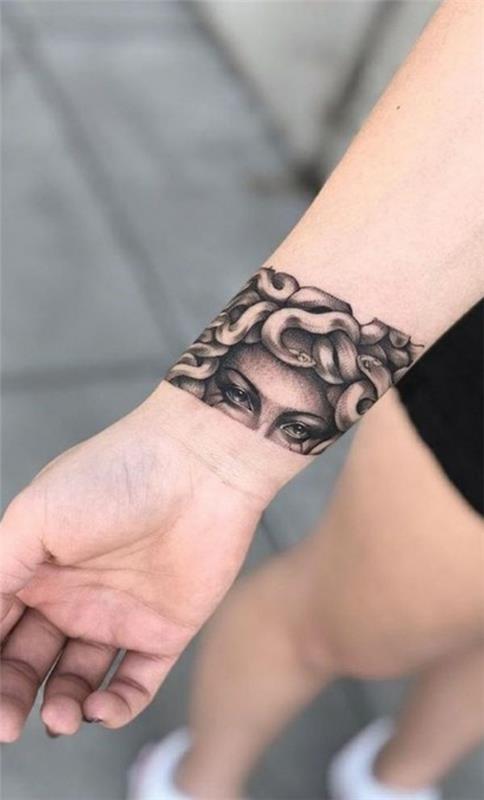 rannekoru tatuointi blackwork meduza