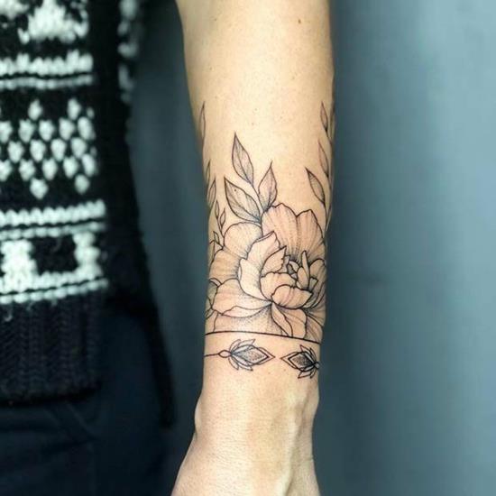 rannekoru tatuointi naiset blackwork kukat