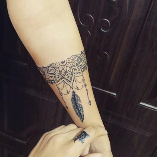 rannekoru tatuointi naisten sulka boho