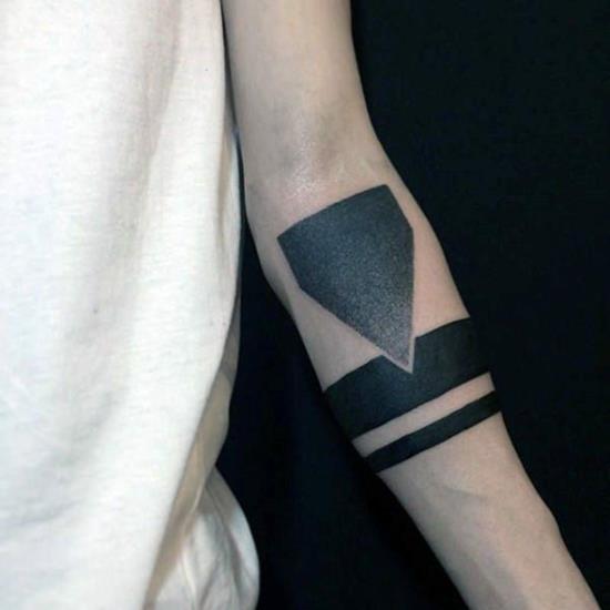 rannekoru tatuointi miehet blackwork geometrinen kuvio