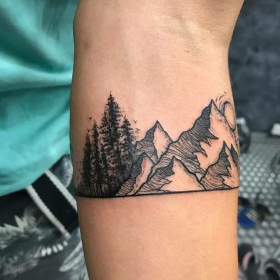 rannekoru tatuointi panoraama vuoret