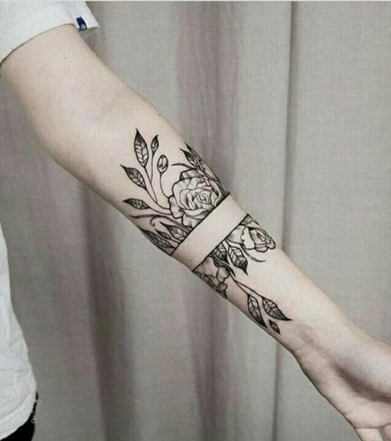 rannekoru tatuointi ruusut blackwork