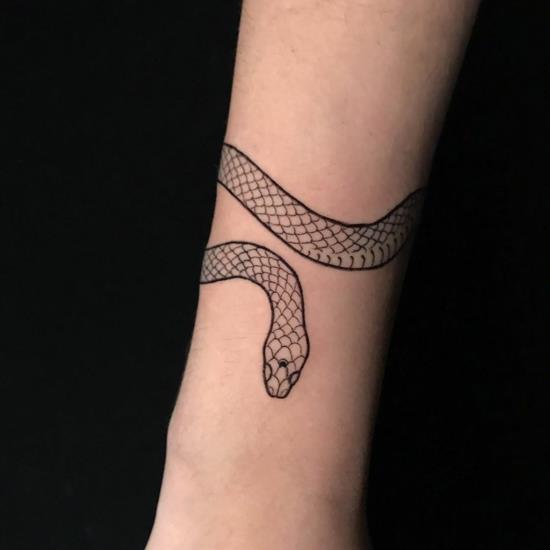 rannekoru tatuointi käärme blackwork