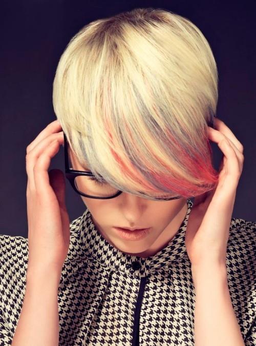 epäsymmetriset kampaukset vaaleanpunaisilla kohokohdilla epäsymmetriset kampauslasit