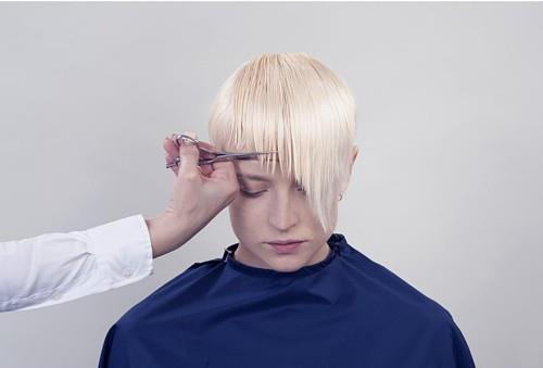 Leikkaa epäsymmetriset kampaukset Leikkaa epäsymmetriset kampaukset