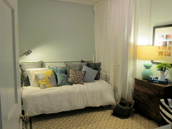 houkutteleva vierashuone suunnittelu värikkäitä tyynyjä pieni sohva