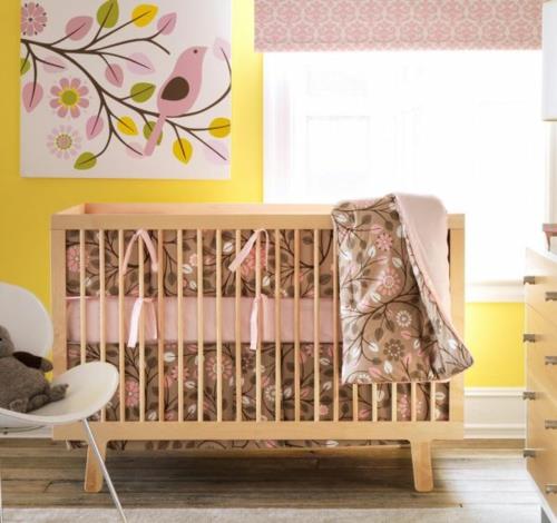 houkuttelevat keltaisen vaaleanpunaiset sisustuselementit vauvan huoneessa