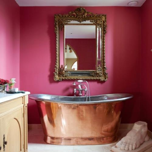 houkutteleva kylpyhuone design kylpyamme kuparipinta vaaleanpunainen seinä