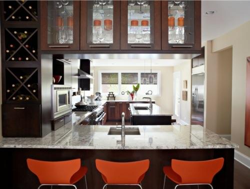 houkuttelevat keittiömallit sisustus oranssi tuolit puu ylemmät keittiökaapit