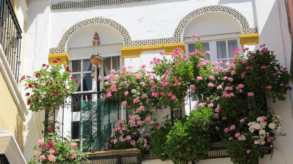 Luo viehättävä parveke - tuoreita kukkia houkutteleva parveke muotoilu suunnittelu kukat kukat