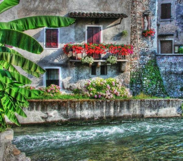 Luo viehättävä parveke - satumainen muotoilu houkutteleva parveke muotoilu design kukat punainen vihreä