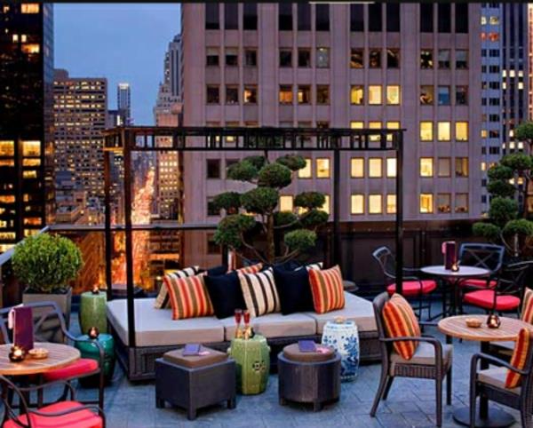 Luo viehättävä parveke - kaupunkiympäristö Houkutteleva puutarha parvekkeella muotoilee kukkia kesällä