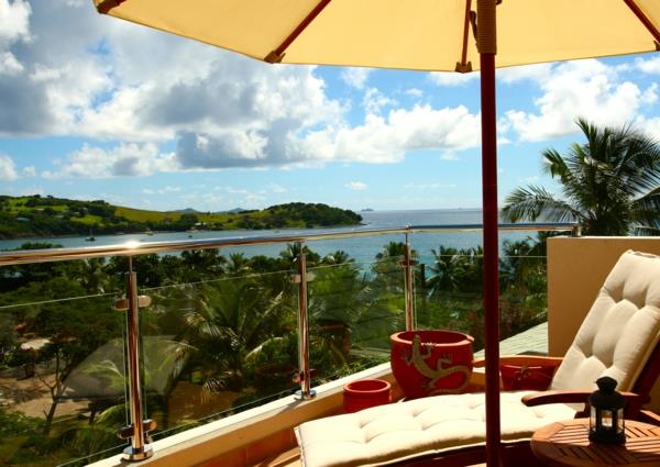 Suunnittele viehättävä parveke - aurinkoa houkutteleva parveke muotoilu design kukat aurinkotuoli