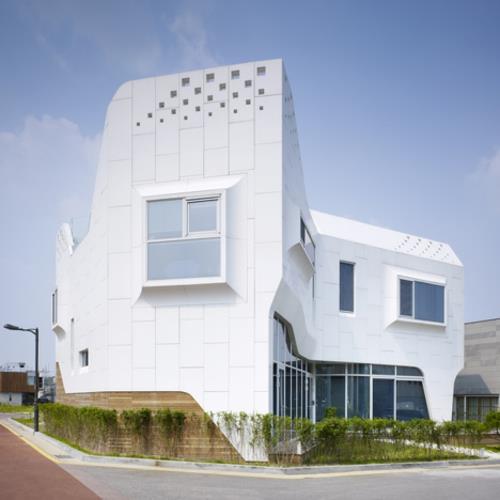 houkutteleva valkoinen suunnittelija talo etelä -korean takapihalla