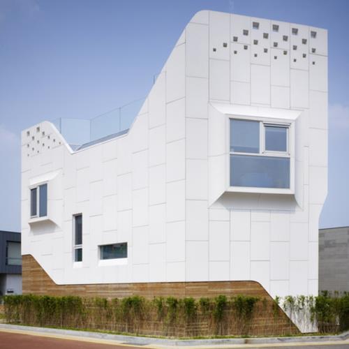 houkutteleva valkoinen suunnittelija talo etelä -korean takapihalla