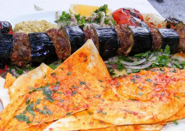 Valmista munakoiso jauheliha pide
