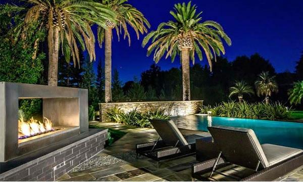 design ulkoalue takka puutarha uima -allas rentoutua kansituolit palmuja puutarha valaistus