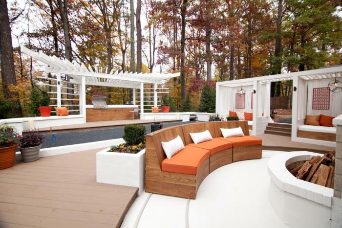 Rakenna oma ulkokeittiö terassi lounge puiset pergola -valkoiset sohvatyynyt