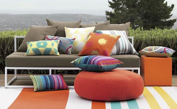 ulkokalusteet moderni terassi design istuintyynyt matto sohva