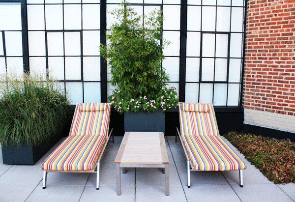 ulkokalusteet moderni terassi muotoilu aurinkotuoleja kattaa raidallinen kuvio verhoillut istuimet