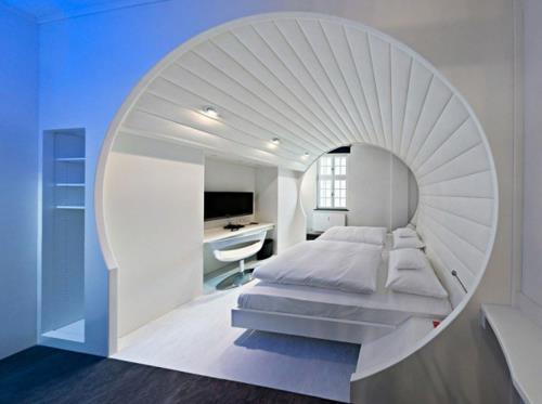 Poikkeuksellinen makuuhuone muotoilee kompaktia tilaa verhoiltua kattoa