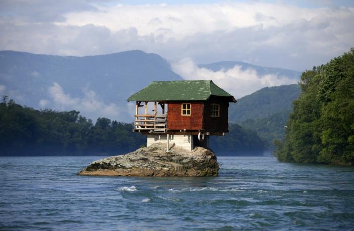 poikkeukselliset mökit puutalo Serbia bajina basta drina river