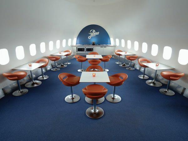 oranssi sininen futuristinen hotelli ruoka sisätiloissa