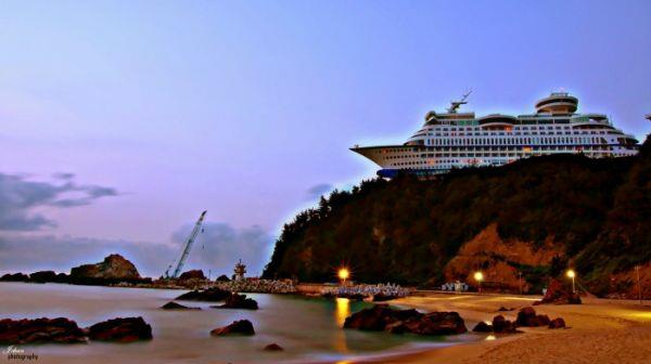 outoja hotelleja meri ja kivet