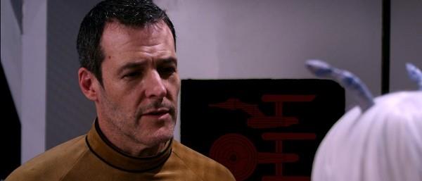 ulkomaalainen keskustelee kapteeni Aprilin kanssa - Star Trek