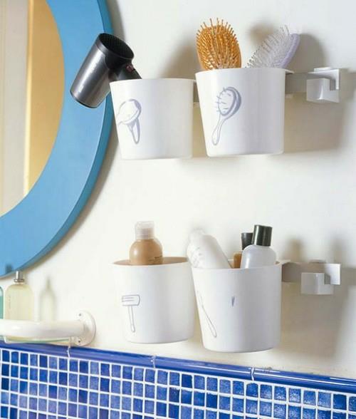 Säilytys ja siisteys kylpyhuoneen muovikupin seinässä
