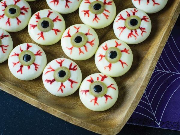 Silmäpallot, jotka on valmistettu minimozzarellasta ja oliiveista halloween -sormiruokaideana