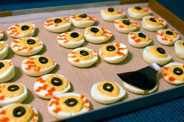 silmämunan sormiruokaidea halloweeniin munien ja oliivien kanssa