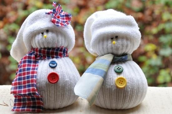 tee vanhoista joulukoristeista uusi lumiukko vanhoista sukkista