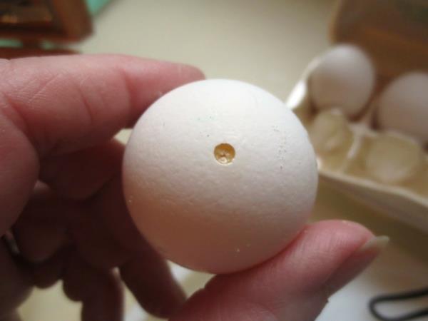 puhalletut munat munankuoren reikä Pääsiäisen koristeluideoita