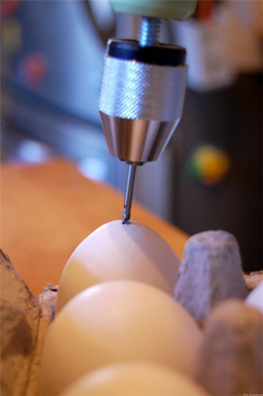Puhalletut munat koristavat ideoita Pääsiäiskoriste Lävistä muna