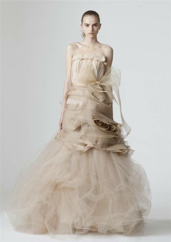epätavalliset hääpuvut haute couture suunnittelija hääpuku tylli satiini kerma valkoinen
