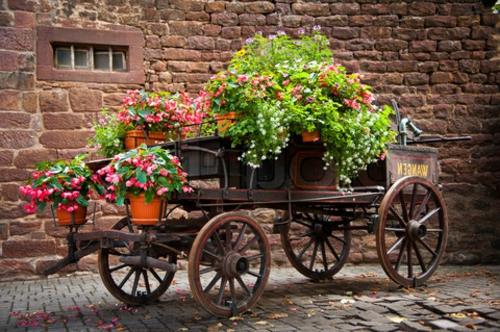 epätavallinen puutarhan koristelu vanha vaunu