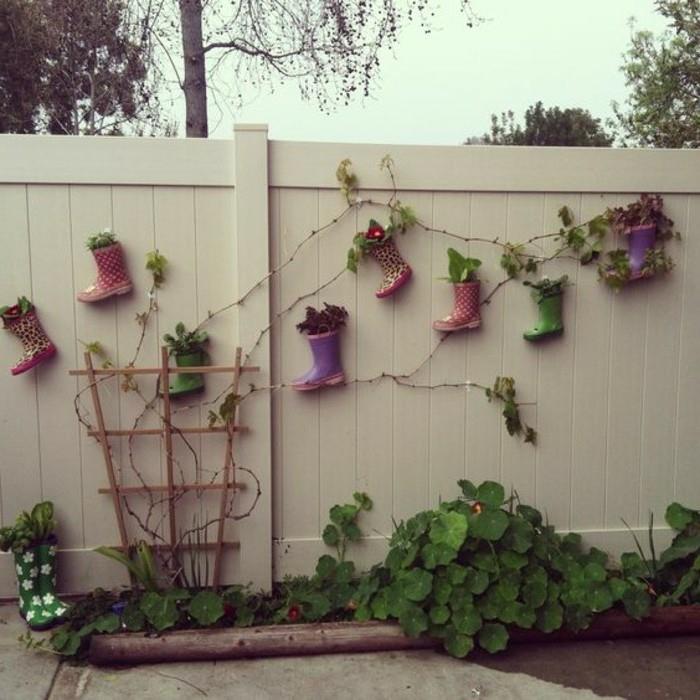 Tee epätavallisia puutarhakoristeita itse, koristele takapihan puutarha -aita vanhoilla saappailla