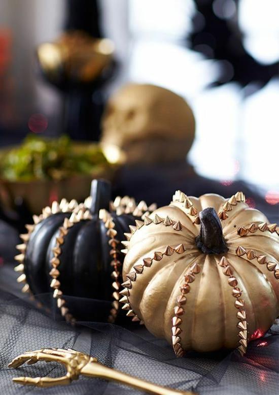 hieno halloween -pöytäkoriste, jossa on kurpitsia kultaa ja mustaa