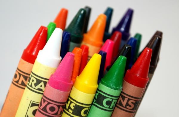 hienot vaatteet värikynät crayola värillinen