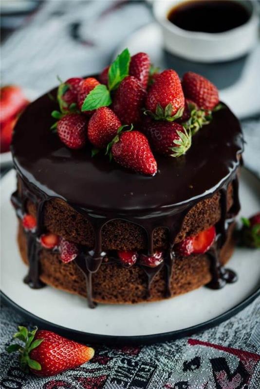 hienoja kakkuja suklaakakku koristele mansikoita