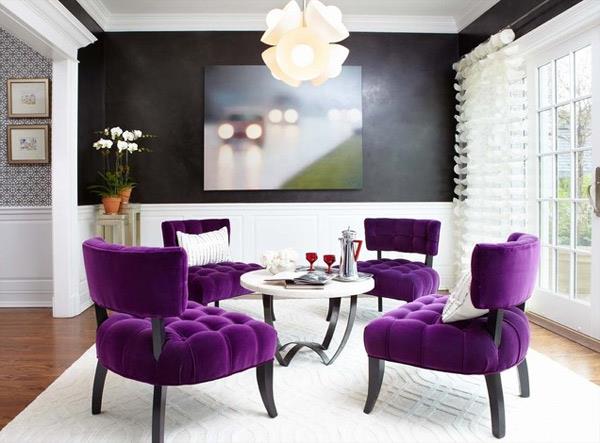 epätavallinen sisustus - korostetut tuolit violetilla sametilla