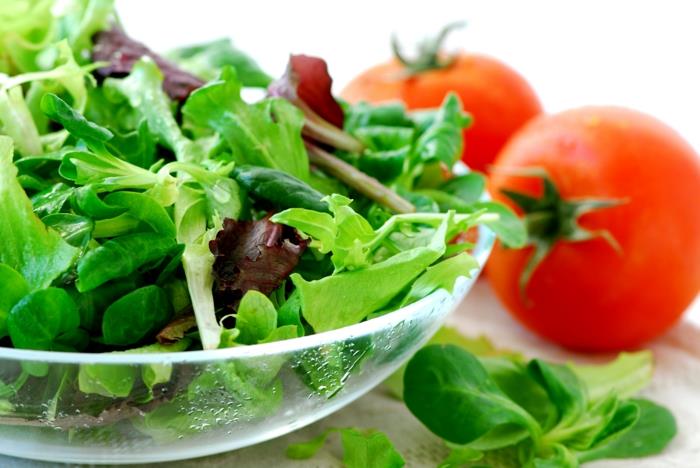 Tasapainoinen ruokavalio syö vihreitä vihanneksia