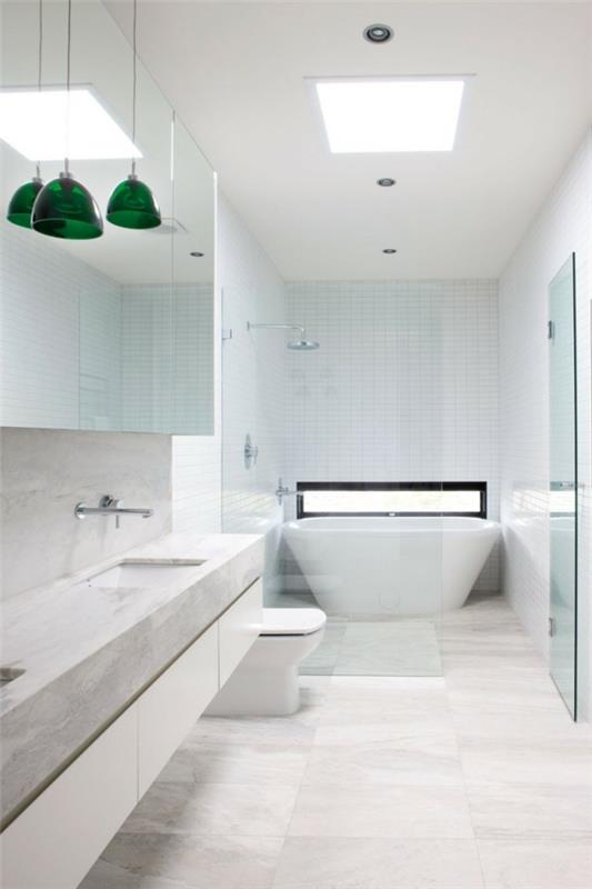Australialainen duplex -valkoinen kylpyammeinen kylpyhuone