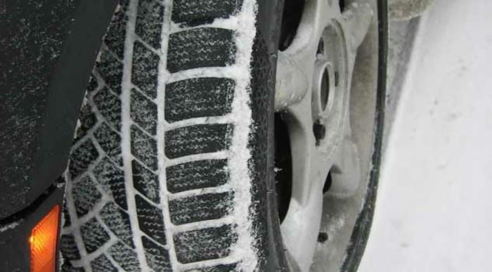 auton hoito talvirenkaat auton akku pakkasneste ajoneuvon hoito rengasketjut
