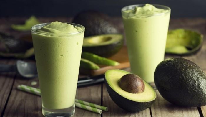 avokado -pinaatti terveellisiä smoothie -reseptejä laihtumiseen