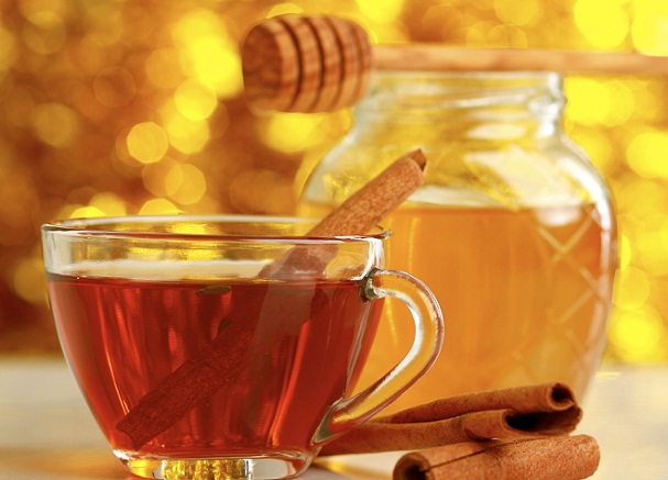 Ayurvedisk behandling af kanel og honning til bumser