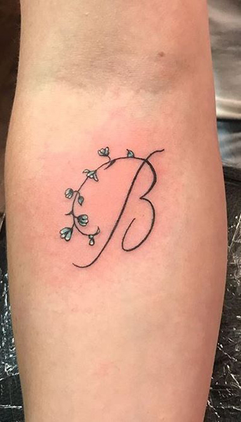 Elegáns B betűs tetoválás virágzó szőlővel