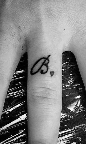 B betűs ujj tetoválás