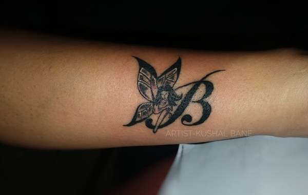 B betűs tetoválás tündérrel